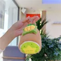 Nahaufnahme eines süßen Kiwi-Plüsch-Schlüsselanhängers mit Sternengesicht und weicher Textur - Einfache Kette / Braun