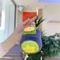 Detail eines süßen lila Schweizer Rollen Plüsch-Anhängers mit Kiwi-Gesicht - Einfache Kette / Marineblau