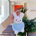 Detalle de colgante de peluche conejo-tortuga con piel blanca suave y caparazón azul - Cadena Estándar de 14cm / Azul