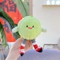 Détail d'une adorable peluche boule verte avec baskets, idéale comme bijou de sac chic - Tennis (Chaîne)