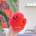 Détail d'un porte-clés badminton en peluche rouge avec broderie QUAN et visage cartoon - Gant de Boxe (Chaîne)