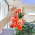 Dettaglio del pendente a forma di cavallo rosso in peluche con ricamo portafortuna - Stile Fu Lu Cavallo Rosso