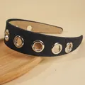 Detailstruktur des blauen Denim-Haarbandes mit fünf silbernen Metallösen-Grommets - Marineblau