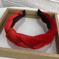 Diadema trenzada de terciopelo rojo para mujer con diseño ancho y textura mate suave - Rojo