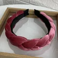 Diadema de terciopelo trenzado con diseño de dos tonos en rosa oscuro y rosa claro - Rojo Rosa en Contraste