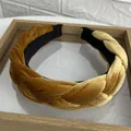 Diadema trenzada de terciopelo amarillo jengibre para mujer con diseño cruzado - Amarillo