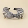 Zilvergrijze geknoopte haarband met witte parels op een elegante organza stof - Grijs