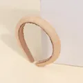 Dettaglio macro del cerchietto beige ampio con perle luccicanti e fodera in velluto - Champagne