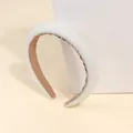 Elegante cerchietto largo con fitte perle aurora bianche e fodera in pelle scamosciata - Bianco