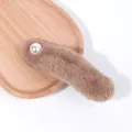 Fermaglio per capelli Maillard in morbido peluche color cammello con perla - Cachi