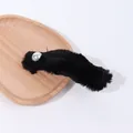 Eleganter schwarzer Plüsch-Haarclip mit einer großen weißen Perle auf Holztablett - Schwarz