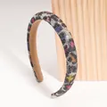 Dettaglio del cerchietto largo con strass colorati in fantasia leopardata moda - Stampa leopardata