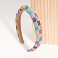 Dettaglio di un cerchietto imbottito di lusso con motivo a scacchi in strass colorati - Scacchiera Colorata / Colorato