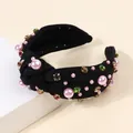 Cerchietto barocco a nodo con strass colorati e perle rosa su morbido tessuto nero - Nero