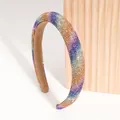 Dettaglio del cerchietto imbottito con strass arcobaleno e morbida fodera in velluto - Giallo Colorato