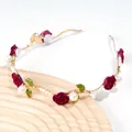 Detailansicht des handgemachten Rosen-Haarreifens mit Goldwellen und Perlen - Rot