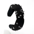 Serre-tête large à nœud en tissu noir avec pointes métalliques argentées style punk - Noir