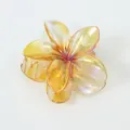 Makro-Detail der Frangipani-Blüten-Haarklammer mit buntem Farbverlauf und Perlmutt-Finish - Groß (8cm) / Irisierendes Gelb