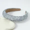 Detalle de diadema azul claro con perlas, pedrería brillante y forro de terciopelo marrón - Gris