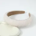 Detalle de diadema ancha rosa con perlas y texturas de piedras brillantes - Beige