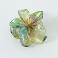 Details von hellgrünem Blumen-Haarclip mit Farbverlauf und schillerndem Perlmuttglanz - Klein (4CM) / Irisierendes Grün