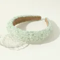 Barokke brede hoofdband met groen-witte steentextuur op een beige achtergrond - Groen