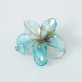 Irisierende hellblaue Blumen-Haarklammer mit starkem Halt für elegante Frisuren - Mittel (6cm) / Irisierendes Blau