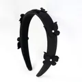 Diadema acolchada de tela negra con apliques de mariposas 3D y perlas blancas finas - Negro