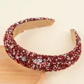Détail du serre-tête éponge marron-rouge avec sequins smiley colorés et texture perlée - Café