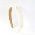 Diadema de esponja beige con mariposas 3D de satén y elegantes detalles de perlas - Beige