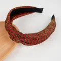 Detail eines rot-grünen glitzernden Knotenstirnbands mit festlichem Weihnachtsglanz - Rot