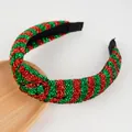 Detail eines geknoteten Weihnachts Stirnbands mit festlichen roten und grünen Pailletten - Rot-grüne Streifen