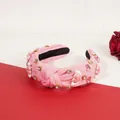 Detalle de la diadema rosa anudada con pedrería, corazones y bordado de texto LOVE - Rosa