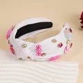 Detail eines weißen Knotenstirnbands mit süßen Bonbon-Anhängern und Strasssteinen - Weiß