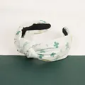 Détail du serre-tête noué de la Saint-Patrick avec motif trèfle vert sur toile blanche - Vert clair