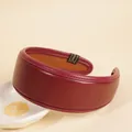 Detail eines weinroten Leder-Stirnbands mit dicker Polsterung und feiner Ziernaht - Burgunderrot