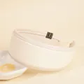 Detail eines cremefarbenen PU-Lederstirnbands mit feinen Nähten und hochwertigem Webetikett - Weiß
