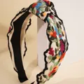 Boho-Stirnband aus weißem Mesh mit bunten Blumenstickereien und geknotetem Detail - Schwarz
