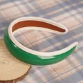 Dettaglio della fascia larga in ecopelle verde lucida con imbottitura e cuciture rifinite - Verde
