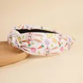 Détail du bandeau noué de Pâques avec motifs lapins, carottes et œufs colorés - Style Lapin