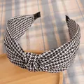 Diadema ancha con estampado de pata de gallo blanco y negro y nudo sobre bandeja de madera - Estilo de nudo trenzado de pata de gallo / Negro & Blanco