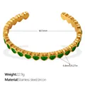 Bracelet jonc en acier doré en forme de C avec des zircons en cœur verts - Diamètre Intérieur 60.5mm / Or Zircone Cœur Vert