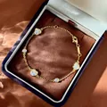 Elegante goudkleurige S925 zilveren armband met hartvormige zirkonen op een blauwe voering - Goud Wit