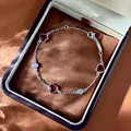 Bracelet raffiné en argent avec pierres rouges en cœur et zircons sur du velours - Argent Rouge