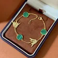 Goldenes Tulpenarmband mit grünen runden Steincharm-Anhängern und Quasten-Details - Messing Echtvergoldet/Synthetischer Malachit / Gold Grün