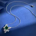 Detailansicht der Halskette mit smaragdgrünem Stein und diamantbesetztem Blumendesign - Halskette / Silberne Halskette