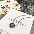 Détail du pendentif en cristal violet poire avec sertissage micro-pavage argenté chic - Argent + Violet