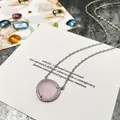 Détail du collier argenté avec pendentif en pierre rose et halo de zircons - Argent + Rose