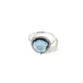 Detailansicht eines Silberrings mit birnenförmigem blauem Edelstein und Diamantkranz - Silber + Tintenblau