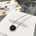 Collier élégant en argent avec pendentif cristal noir triangulaire et pavé de zircons - Argent & Noir